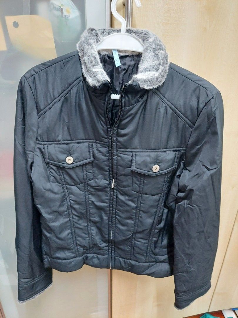 PUFFER JACKET SIZE M (Category: Coats, Jackets and Outerwear) located in Manila. Submitted by mommiedeclutter (Listing ID 1350110962, Image 1). Description: BLUE PUFFER JACKET WITH FUR TRIMMING SIZE M LIGHTLY USED RFS: DECLUTTERING.