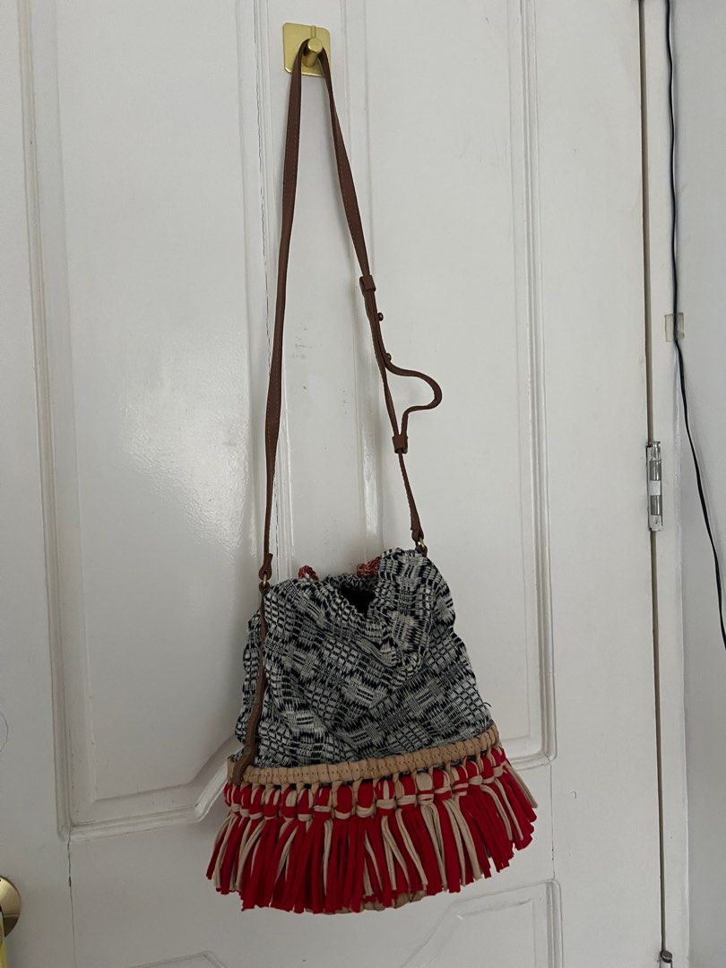 Rags2Riches habi bucket bag (Category: Cross-body Bags) located in Quezon City. Submitted by bitsxpieces (Listing ID 1350137078, Image 1). Description: Used twice RFS: not using it anymore.