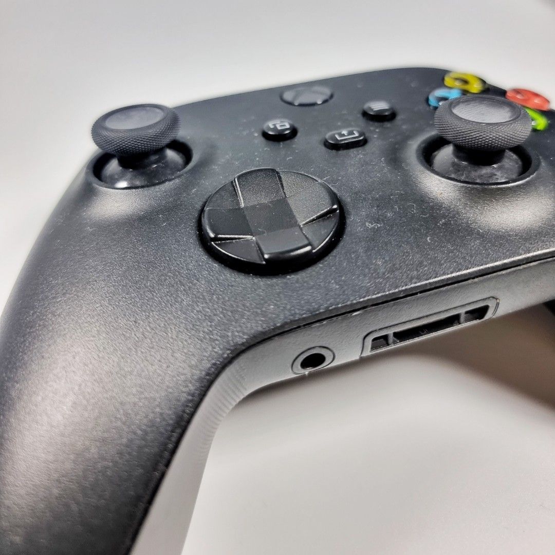 Xbox Series X Wirless Controller Carbon Black (Category: Other Gadgets) located in Santiago. Submitted by patrick1003 (Listing ID 1350110791, Image 3). Description: Note: In Online Shops this controller range from ₱3000 - ₱3750 only. Slighy used item and looks brand new. All the buttons are all good and can be used..