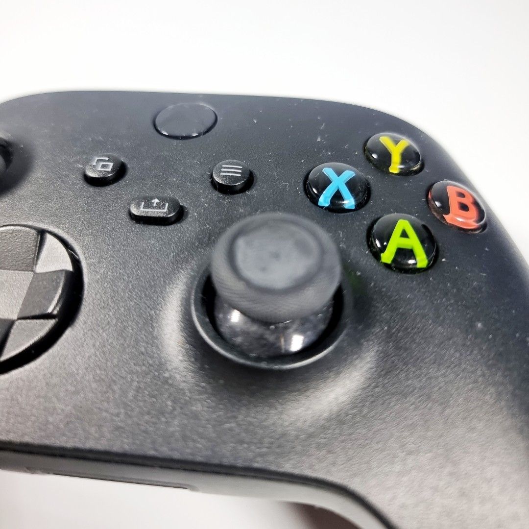 Xbox Series X Wirless Controller Carbon Black (Category: Other Gadgets) located in Santiago. Submitted by patrick1003 (Listing ID 1350110791, Image 2). Description: Note: In Online Shops this controller range from ₱3000 - ₱3750 only. Slighy used item and looks brand new. All the buttons are all good and can be used..