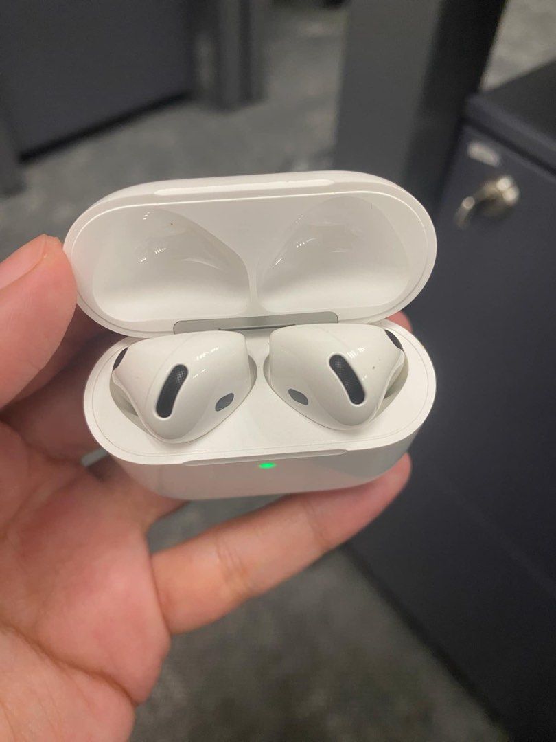 Airpods 4 with noise cancellation (Category: Headphones & Headsets) located in Taguig. Submitted by pluseightywo (Listing ID 1345289747, Image 2). Description: Kakabili lang last month. Di masyado nagagamit. RFS: need extra funds.