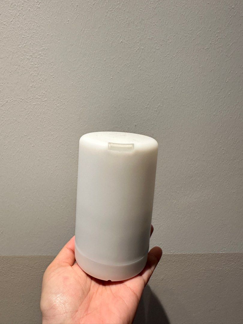 Aroma Diffuser Small (Category: Home Fragrance) located in Singapore. Submitted by tdyxy14 (Listing ID 1345143672, Image 2). Description: Like brand new, used a few times only Capacity is about 100-125ml Perfect for small desk space Water humidifier/diffuser RTP $15 Comes with usb wire No nego Only available with tracked letterbox shipping @ $2.20.