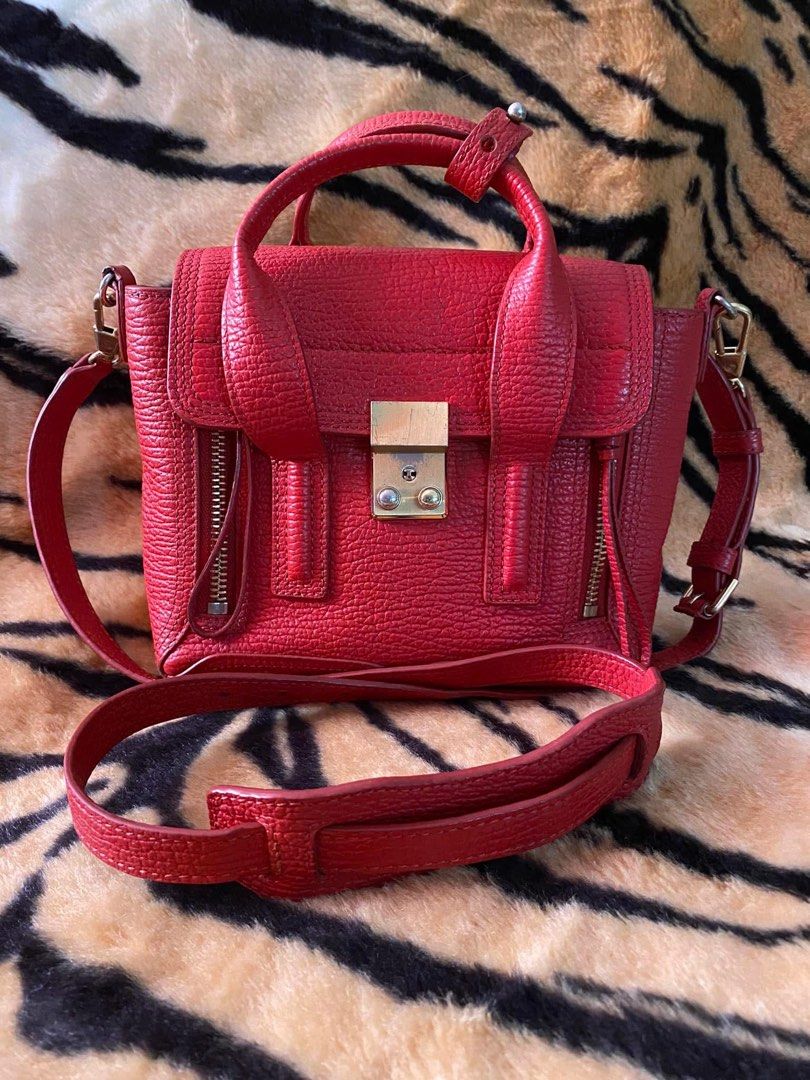 Authentic PASHLI Satchel (Category: Luxury Bags & Wallets) located in Quezon City. Submitted by jhaediah (Listing ID 1345232929, Image 1). Description: pikit mata kuna Orig 1000% mahal pi ito sa shop promizz .