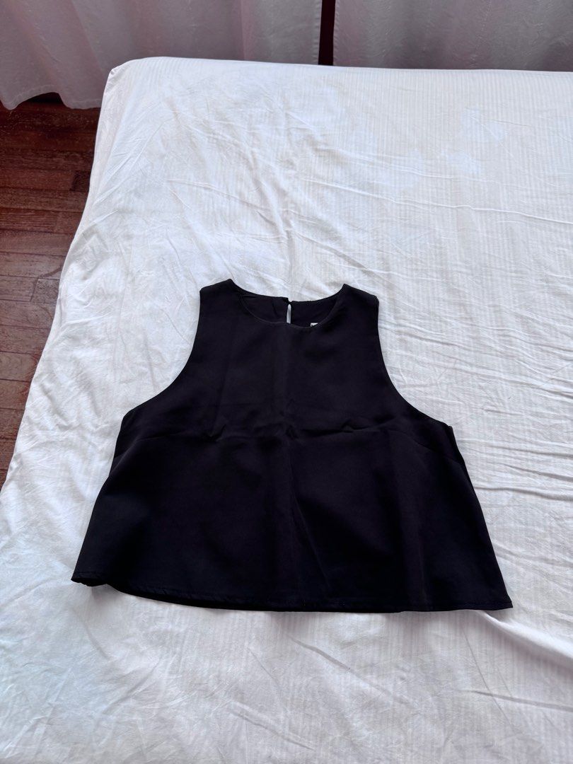 Black Basic Top (Category: Sleeveless) located in Singapore. Submitted by shop_thrifted (Listing ID 1345138111, Image 1). Description: No nego or trades .
