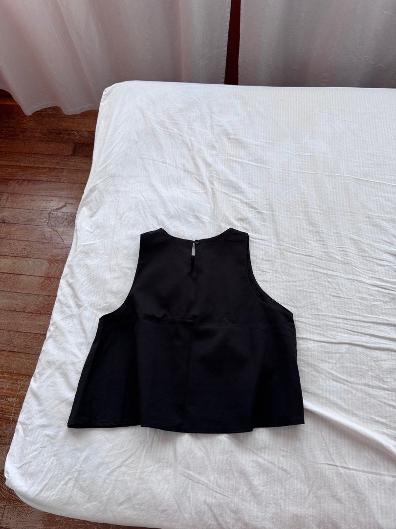 Black Basic Top (Category: Sleeveless) located in Singapore. Submitted by shop_thrifted (Listing ID 1345138111, Image 2). Description: No nego or trades .