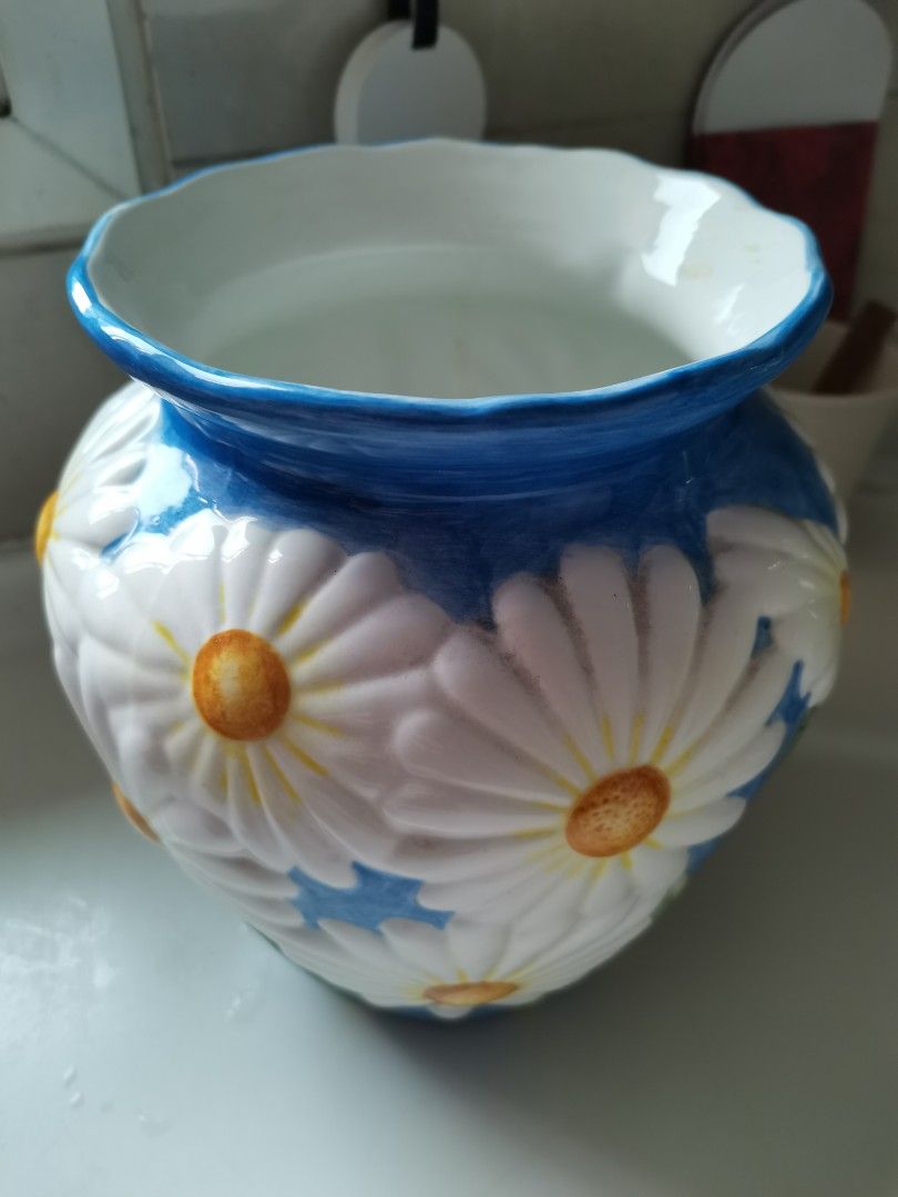 Case (Category: Vases & Decorative Bowls) located in Kuala Lumpur. Submitted by cmfpopo (Listing ID 1345163424, Image 3). Description: This beautiful big flower pattern. Can put fresh flowers or artificial. Flowers. Colorful blue and white.