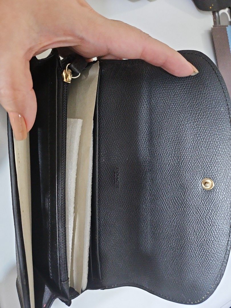 Coach Wallet (Category: Wallets & Card holders) located in Quezon City. Submitted by akinayan17 (Listing ID 1345202605, Image 2). Description: Coach wallet Brand new Gift only and never been used just stored.. Please see pictures for flaws. (not that obvious).