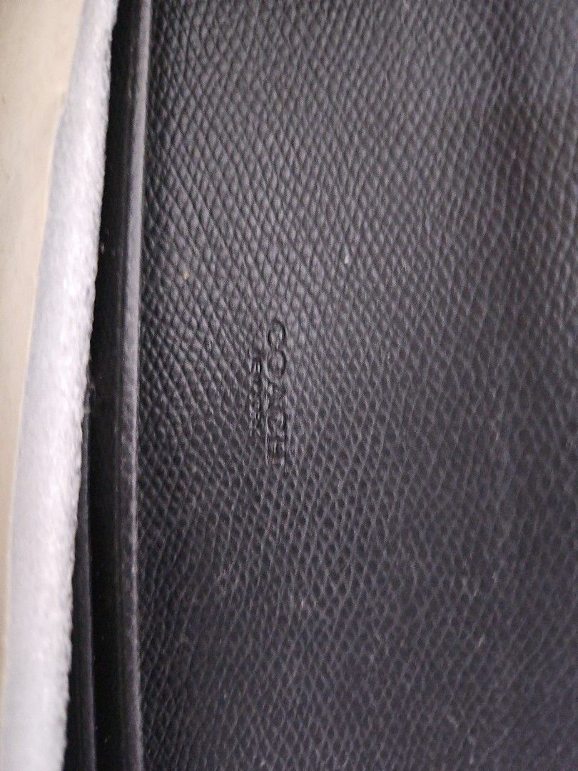 Coach Wallet (Category: Wallets & Card holders) located in Quezon City. Submitted by akinayan17 (Listing ID 1345202605, Image 3). Description: Coach wallet Brand new Gift only and never been used just stored.. Please see pictures for flaws. (not that obvious).