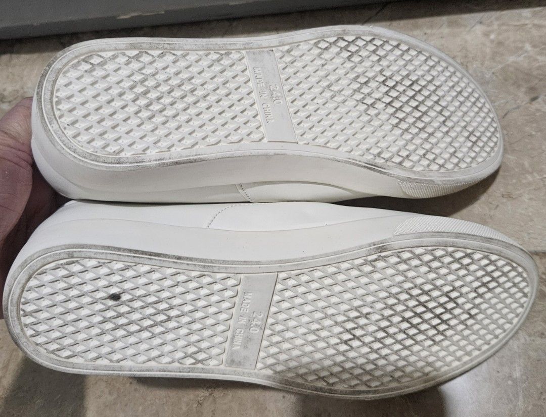 Ducky sneakers size 240mm (Category: Sneakers) located in Malabon City. Submitted by moibee (Listing ID 1345252907, Image 2). Description: in good condition used once only for an event comes with original shoe bag 24cm fits size 8 foot.