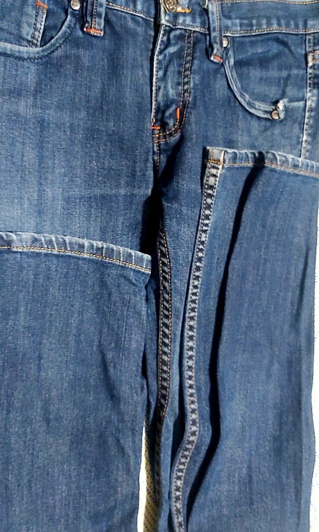 Folded and Hung Skinny Jeans (Category: Jeans) located in Quezon City. Submitted by SecretFlutePlayer (Listing ID 1345185629, Image 1). Description: Brought by my mother fot my brother last March 2020 but was not used much since it was pandemic and switch to WFH. Waist 31 inches Length 41 inches Measurements taken by actual tape measure Measurement +/- 1 cm possible error Note of the following flaws as shown on picture J and T only Payment First 