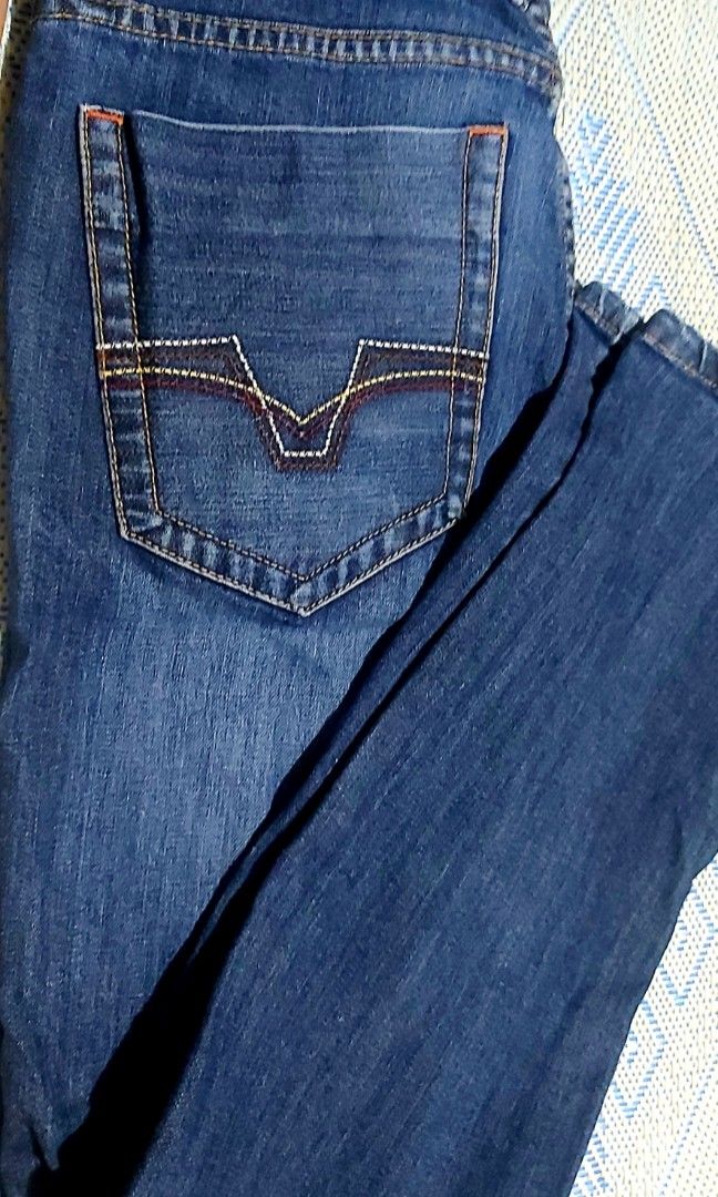 Folded and Hung Skinny Jeans (Category: Jeans) located in Quezon City. Submitted by SecretFlutePlayer (Listing ID 1345185629, Image 2). Description: Brought by my mother fot my brother last March 2020 but was not used much since it was pandemic and switch to WFH. Waist 31 inches Length 41 inches Measurements taken by actual tape measure Measurement +/- 1 cm possible error Note of the following flaws as shown on picture J and T only Payment First 