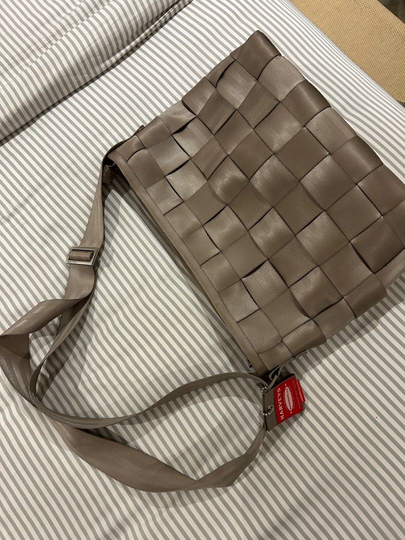 Harveys Seatbelt Bag (Category: Cross-body Bags) located in Makati City. Submitted by aprildyan (Listing ID 1345216308, Image 1). Description: .