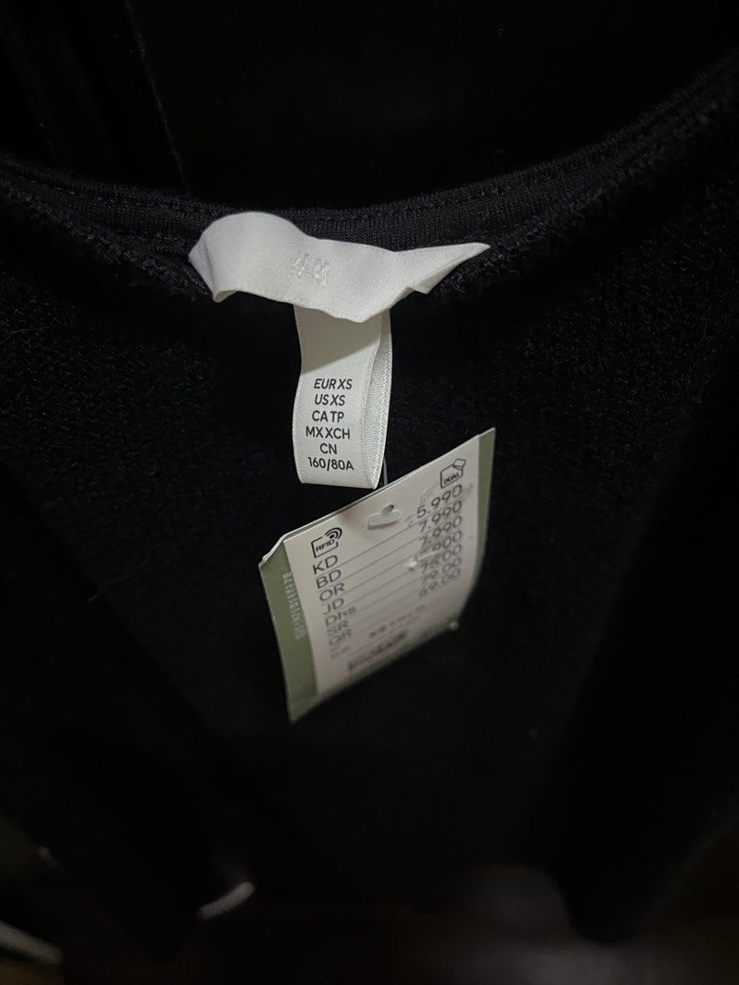 H&M black tank top (Category: Sleeveless) located in Quezon City. Submitted by daniellearienne (Listing ID 1345221006, Image 2). Description: - in good condition - fits xs-small mop: gcash, gotyme, bdo mod: grab/lalamove, lbc.