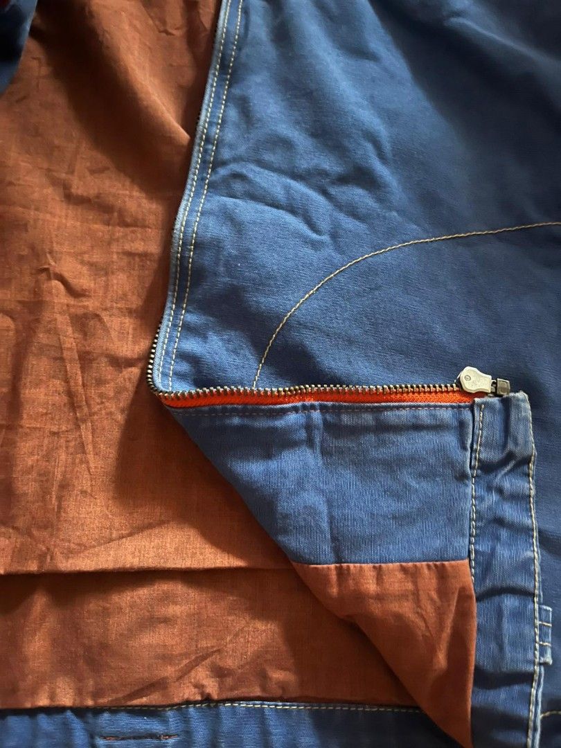 Jacket (Category: Coats, Jackets and Outerwear) located in Singapore. Submitted by user5743toq (Listing ID 1345225899, Image 3). Description: . Brand name is worn out, but other than that the jacket is in good condition . Zipper is working . Unisex Pm for further enquiries..