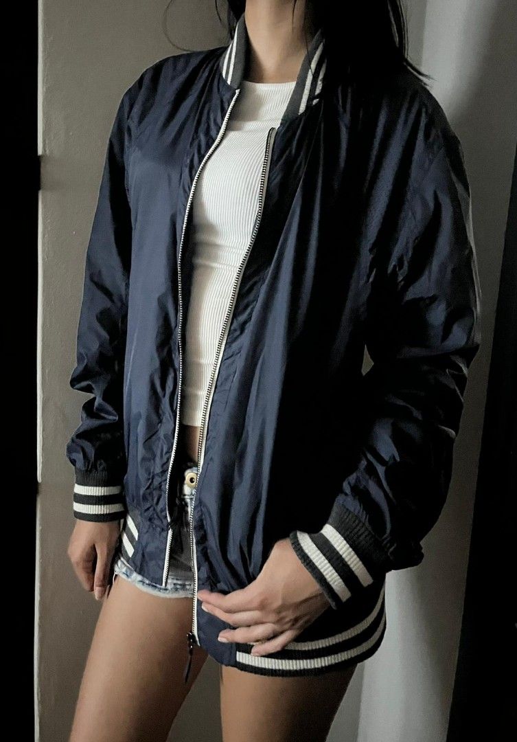 Jacket (Category: Coats, Jackets and Outerwear) located in Singapore. Submitted by user5743toq (Listing ID 1345226631, Image 3). Description: . Material is not thick . Zipper is working well Pm for further enquiries..