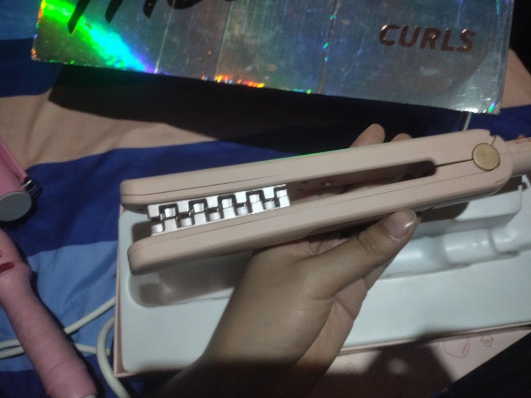 K skin hair crimper (Category: Hair) located in Imus. Submitted by Ur_Mayari (Listing ID 1345294573, Image 2). Description: No issue with box pa rfs: need extra funds message me if you have any questions 💖.