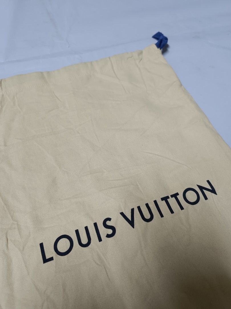 Louis Vuitton Dust Bag (Category: Luxury Bags & Wallets) located in Leyte. Submitted by ukayxhunter (Listing ID 1345283596, Image 2). Description: 💥 Louis Vuitton Dust Bag 🔴 size/dimes : 11.5 x 19 🔴 condition : 9 / 10 🔴 amount : 349 + sf.