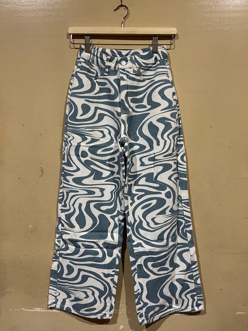 Marble Print Light Wash Jeans (Category: Jeans) located in Manila. Submitted by dendm (Listing ID 1345206465, Image 1). Description: Used once only Brand: Shein Size: xxs fits xxs-s MOP: Gcash only MOD: lalamove (same day delivery).