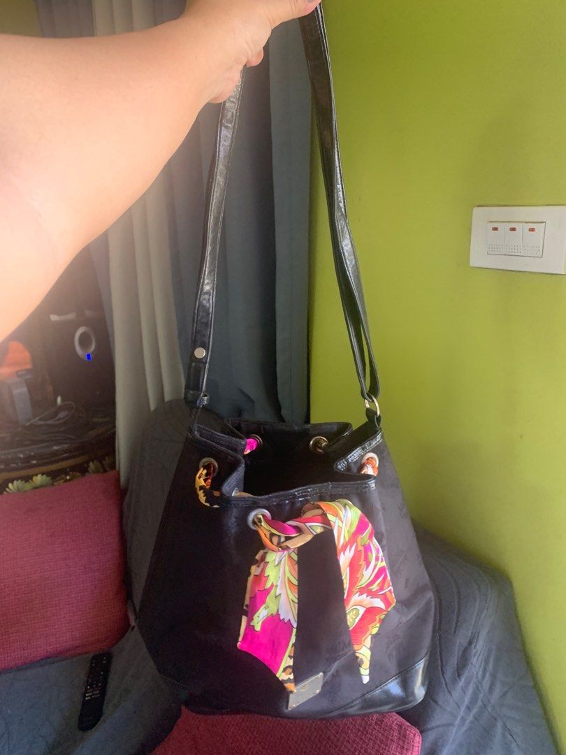 Mcm bucket (Category: Luxury Bags & Wallets) located in Liloan. Submitted by jinalyns (Listing ID 1345136646, Image 1). Description: Mcm Bucket turnable screw, malinis.