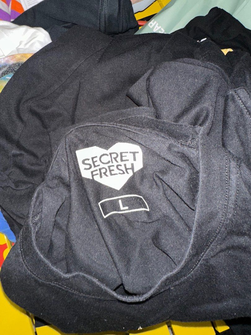 Preloved Authentic Secret Fresh Oversized Graphic Tee Shirt (Category: Tshirts & Polo Shirts ) located in Manila. Submitted by allison0710 (Listing ID 1345291516, Image 3). Description: Condition: 9/10, used only a few times ✅ RFS: Decluttering 👕 MOP: Bank Transfer/GCASH 📱 MOD: Lalamove/Grab within Metro Manila, J&T Nationwide 🚚 Meet ups: QC Area 📍 NEGOTIABLE 🔑 .