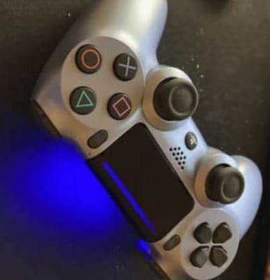 Ps4 controller (Category: PlayStation) located in Kuala Lumpur. Submitted by m0_r0e.p (Listing ID 1345117971, Image 3). Description: Weh, nak cari controller PS4 yang cun melecun? DualShock 4 ni memang power, semua fungsi jalan, siap sedia untuk gaming korang! Apa Yang Best: Butang Semua Responsif: Semua smooth, takde delay. Analog Stick Smooth Gila: Main game FPS atau racing, steady habis. Speaker Built-in: Ada, siap boleh cucuk headset terus. B