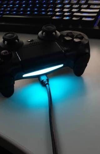 Ps4 controller (Category: PlayStation) located in Kuala Lumpur. Submitted by m0_r0e.p (Listing ID 1345117971, Image 2). Description: Weh, nak cari controller PS4 yang cun melecun? DualShock 4 ni memang power, semua fungsi jalan, siap sedia untuk gaming korang! Apa Yang Best: Butang Semua Responsif: Semua smooth, takde delay. Analog Stick Smooth Gila: Main game FPS atau racing, steady habis. Speaker Built-in: Ada, siap boleh cucuk headset terus. B