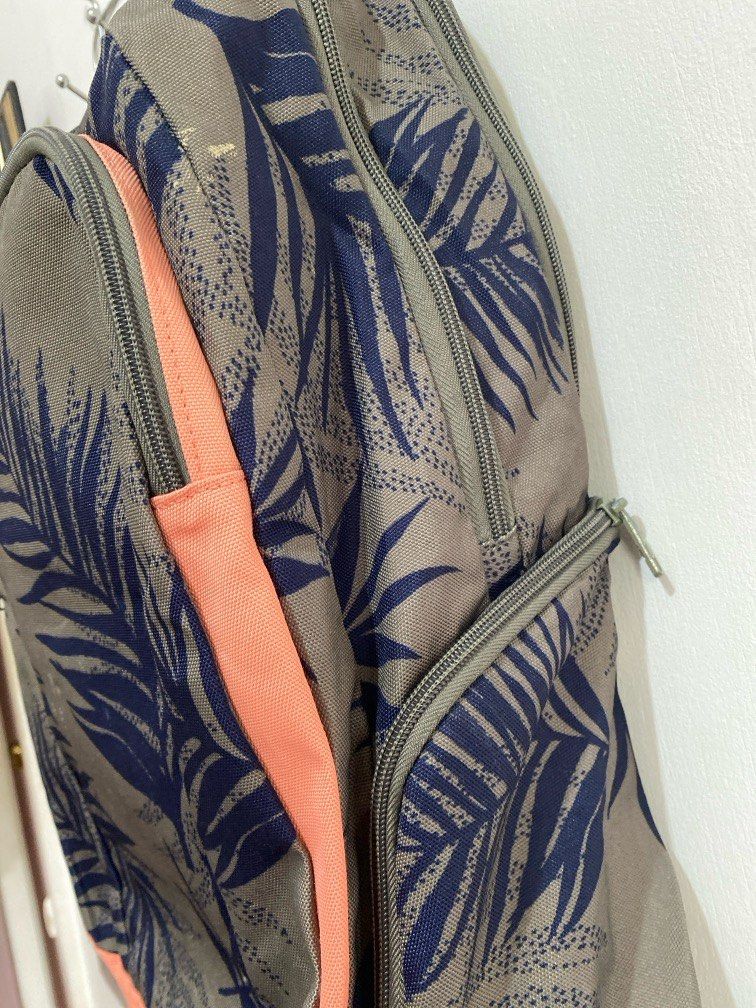 Roxy Green Pink Backpack (Category: Backpacks) located in Quezon City. Submitted by d.declutter (Listing ID 1345189738, Image 3). Description: Declutter JNT: 21 pesos off (kindly send your barangay so I can check exact sf).