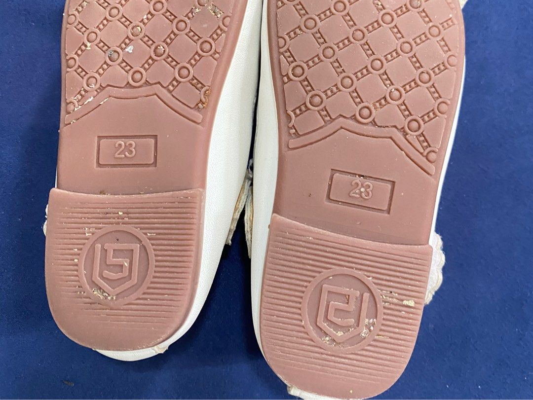 Shein white shoes size 23 (Category: Babies & Kids Fashion) located in Las Pinas. Submitted by luna.123 (Listing ID 1345226695, Image 2). Description: .