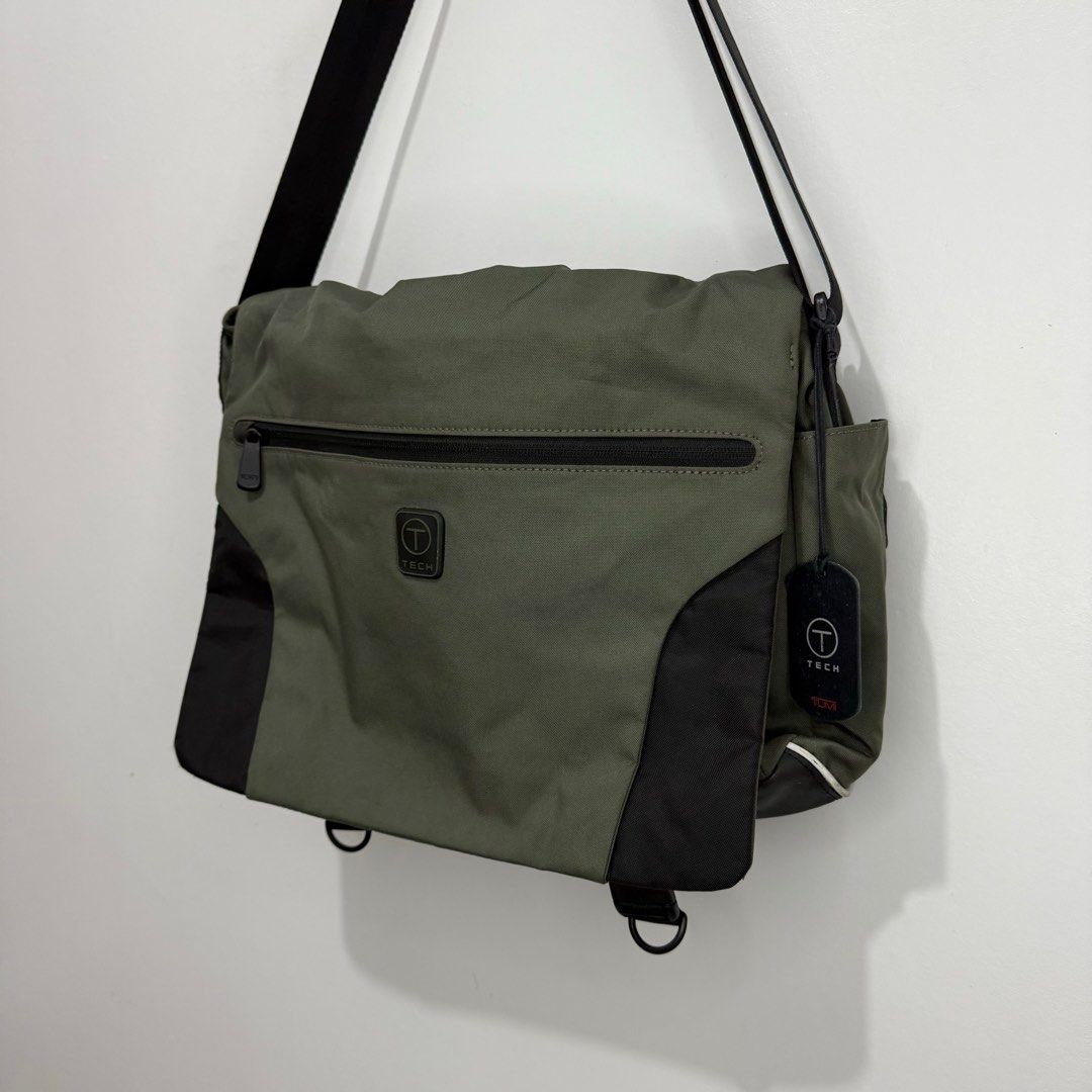 Tumi Tech Messenger Bag (Category: Sling Bags) located in Tanauan. Submitted by flexingthriftsph (Listing ID 1345256112, Image 3). Description: Tumi Tech Messenger Bag 16.5 inches - width 12.5 inches - length Issue - attached rubber on zippers are crumbling, zippers are still intact. Still in good condition -5,000.00.