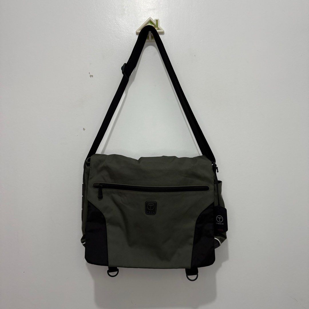 Tumi Tech Messenger Bag (Category: Sling Bags) located in Tanauan. Submitted by flexingthriftsph (Listing ID 1345256112, Image 1). Description: Tumi Tech Messenger Bag 16.5 inches - width 12.5 inches - length Issue - attached rubber on zippers are crumbling, zippers are still intact. Still in good condition -5,000.00.