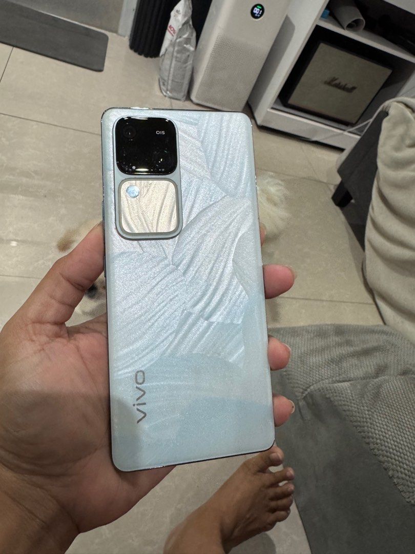 Vivo v30 512gb (Category: Vivo) located in Paranaque City. Submitted by zulema.zahir (Listing ID 1345157081, Image 3). Description: Complete package Top condition Still in warranty til May 2025.