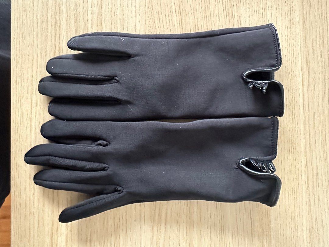 Winter Gloves (Category: Gloves) located in Singapore. Submitted by sgalice (Listing ID 1345222913, Image 2). Description: Don’t need them anymore as I bought another pair. .