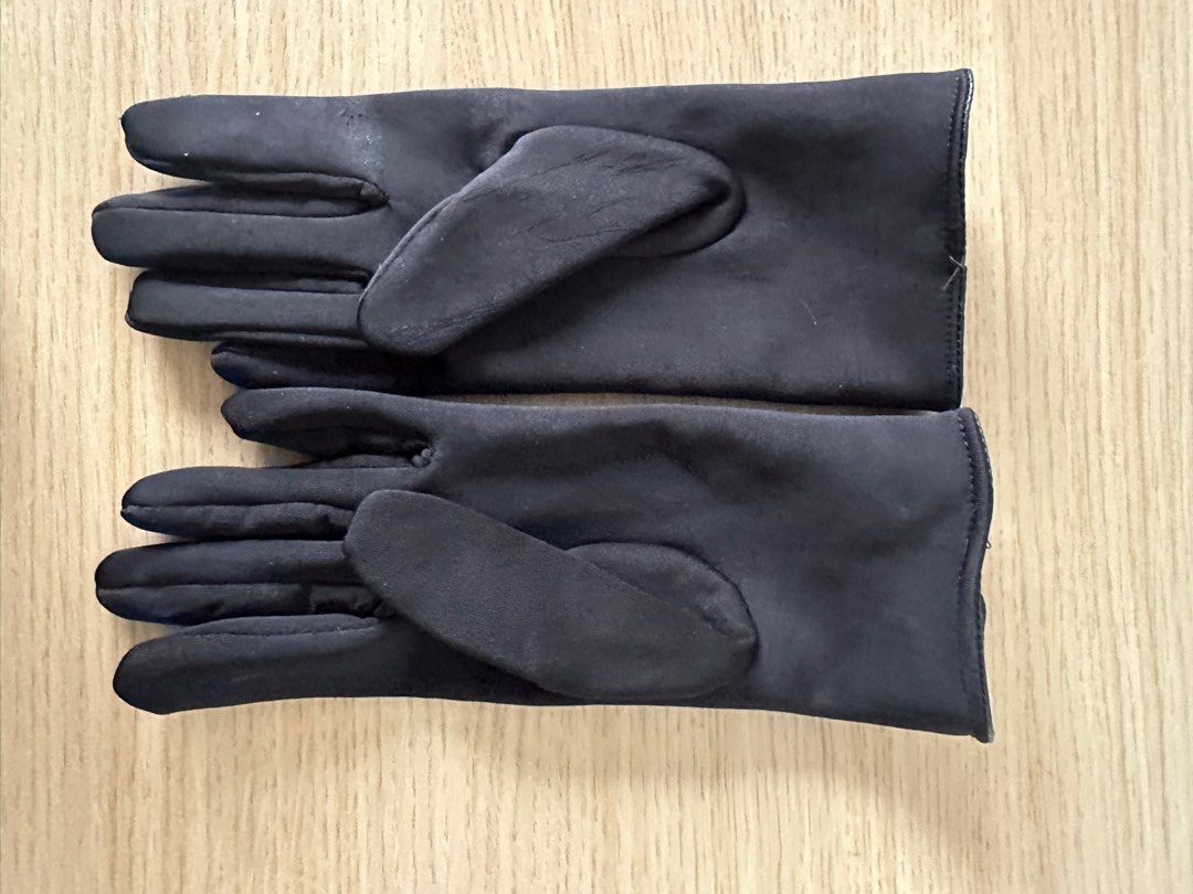 Winter Gloves (Category: Gloves) located in Singapore. Submitted by sgalice (Listing ID 1345222913, Image 1). Description: Don’t need them anymore as I bought another pair. .
