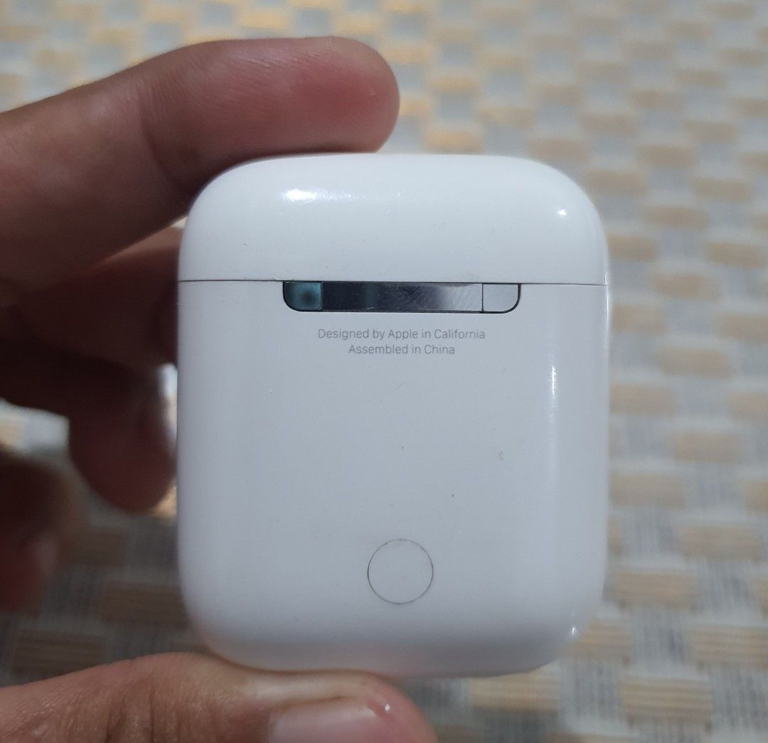 Apple Airpods Gen 2 (Category: Earphones) located in Manila. Submitted by mobilelegendsmythic (Listing ID 1350340056, Image 2). Description: Original Airpods gen 2 if proven fake sayo na good battery life no issue ready to pair.