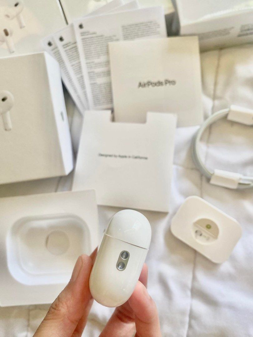 Apple Airpods Pro 2 (Category: Earphones) located in Mandaluyong City. Submitted by beyuhbieber (Listing ID 1350249867, Image 3). Description: Prem¡um copy BUT NOT CLASS A‼️‼️‼️ Same na same sa original na 11k price. Sobrang goods ang sound, legit 100% pwede pang video editors. Pwede ibalik pag hindi :).