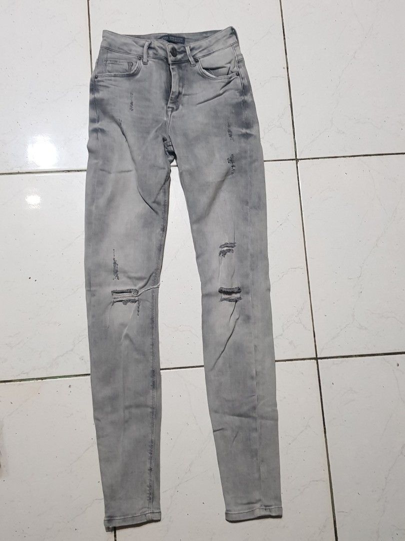 Berhska Gray Regular waist Jeans (Category: Jeans) located in Manila. Submitted by declutterwithalex (Listing ID 1350305501, Image 1). Description: .