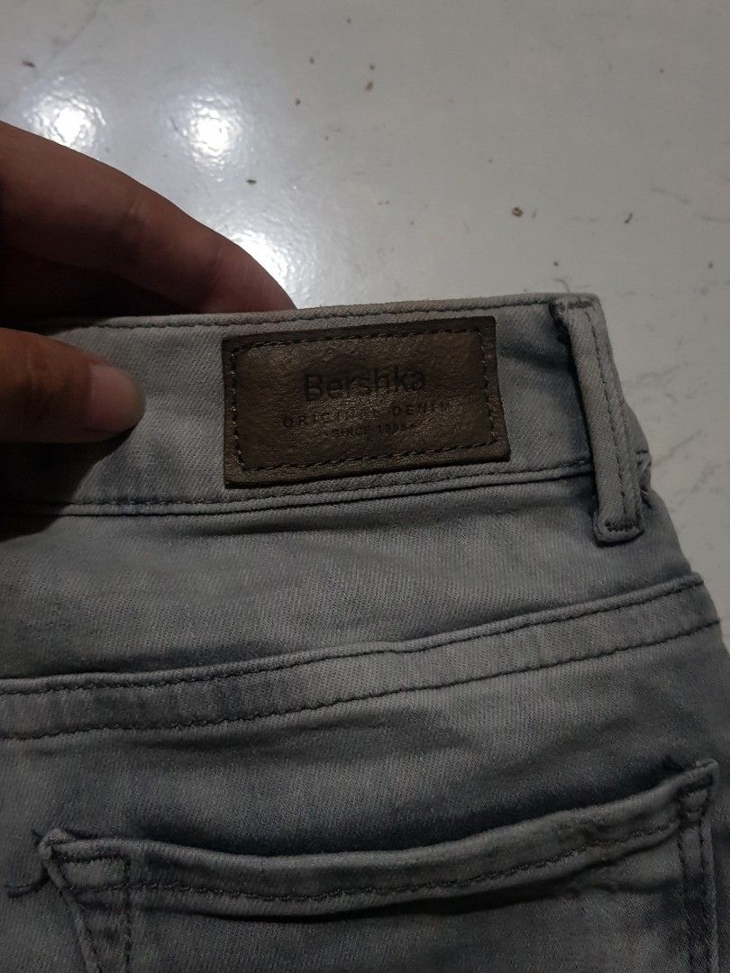Berhska Gray Regular waist Jeans (Category: Jeans) located in Manila. Submitted by declutterwithalex (Listing ID 1350305501, Image 3). Description: .
