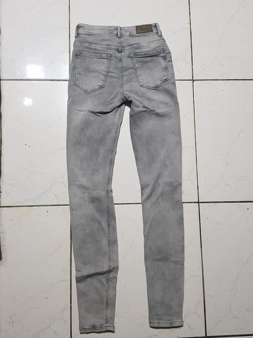 Berhska Gray Regular waist Jeans (Category: Jeans) located in Manila. Submitted by declutterwithalex (Listing ID 1350305501, Image 2). Description: .