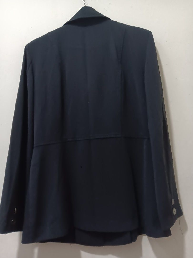 Black Blazer (Category: Coats, Jackets and Outerwear) located in Jenjarom. Submitted by norpisces (Listing ID 1350339607, Image 2). Description: Black blazer @ coat for ladies - to office, lecture, class, etc Lightly used Size L Nice cutting & design & light weight Measurement (inches): Shoulder 16 Chest 40 Long hand 23 Long blazer 27.