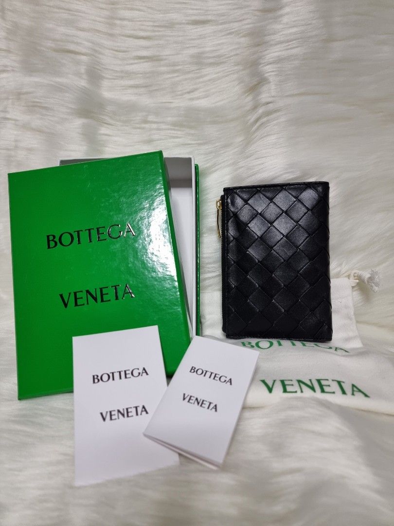 Bottega Venetta Intrecciato Medium Bi-Fold Wallet (Category: Luxury Bags & Wallets) located in Manila. Submitted by facet.ornament (Listing ID 1350369821, Image 1). Description: Bottega Veneta Intreciatto Authentic 👜💯🪭 BV Intrecciato Medium Bi-Fold Wallet A bi-fold wallet with six card slots, a zippered coin pocket and a cash compartment. Material: Lambskin Lining: Calfskin Color: Black Six card slots, one bill compartment, two additional pock
