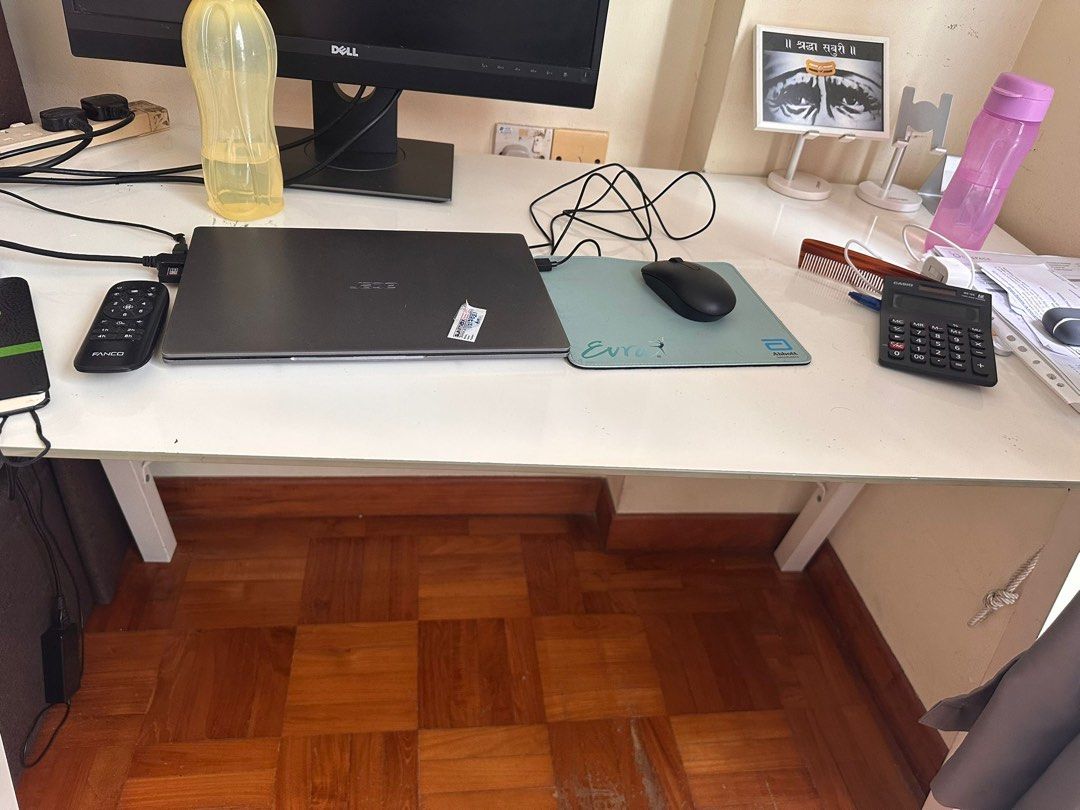 Computer Table (Category: Tables & Sets) located in Singapore. Submitted by jayomsai (Listing ID 1350254315, Image 1). Description: Glass table top - original ikea costs 230$ L - 125 B - 65 Height - 80.