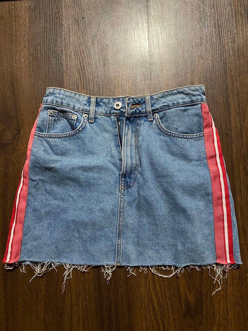 Denim skirt (Category: Skirts) located in Tuguegarao City. Submitted by sandycheeksss (Listing ID 1350295301, Image 1). Description: Fits 26-27 .