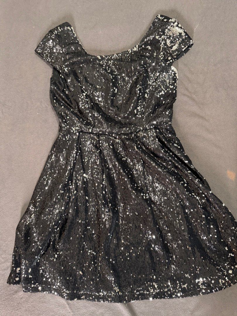 Forever 21 Black Glitter Dress (Category: Evening dresses & gowns) located in Manila. Submitted by secondchancefinds_ (Listing ID 1350265466, Image 1). Description: Glitter party dress, V shaped back super sexy These are preloved items—some have been gently used, while others have been stacked in the cabinet and never worn/used. Please check photos and descriptions carefully before purchasing. 📦 Buyer covers shipping. Items will be packed secure