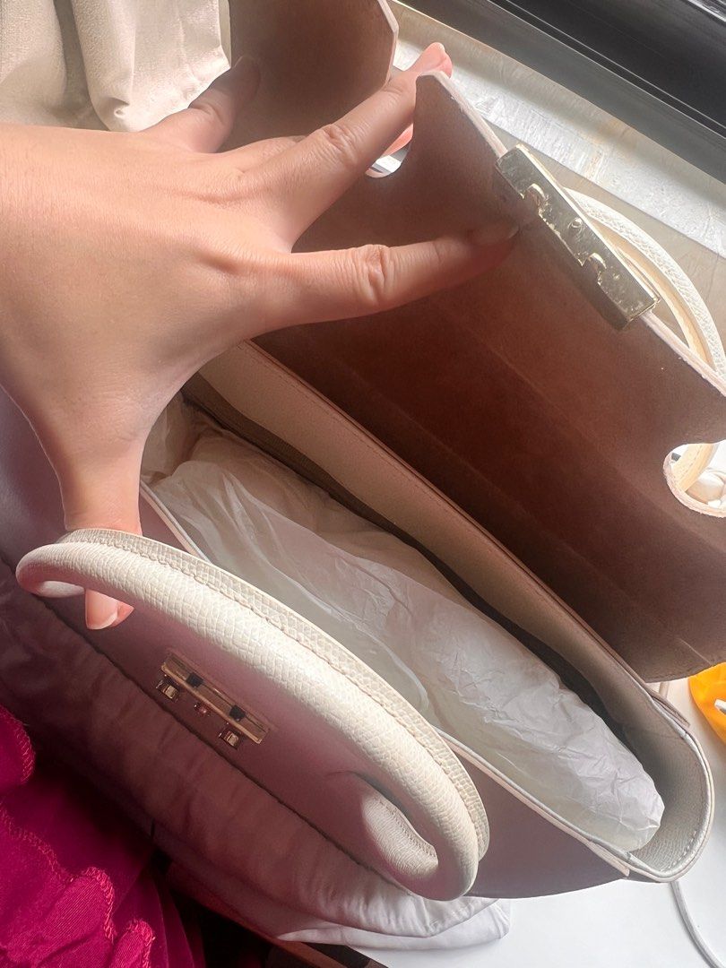 furla metropolis sachel medium white (Category: Luxury Bags & Wallets) located in San Juan City. Submitted by protoolsmnl (Listing ID 1350243152, Image 2). Description: .