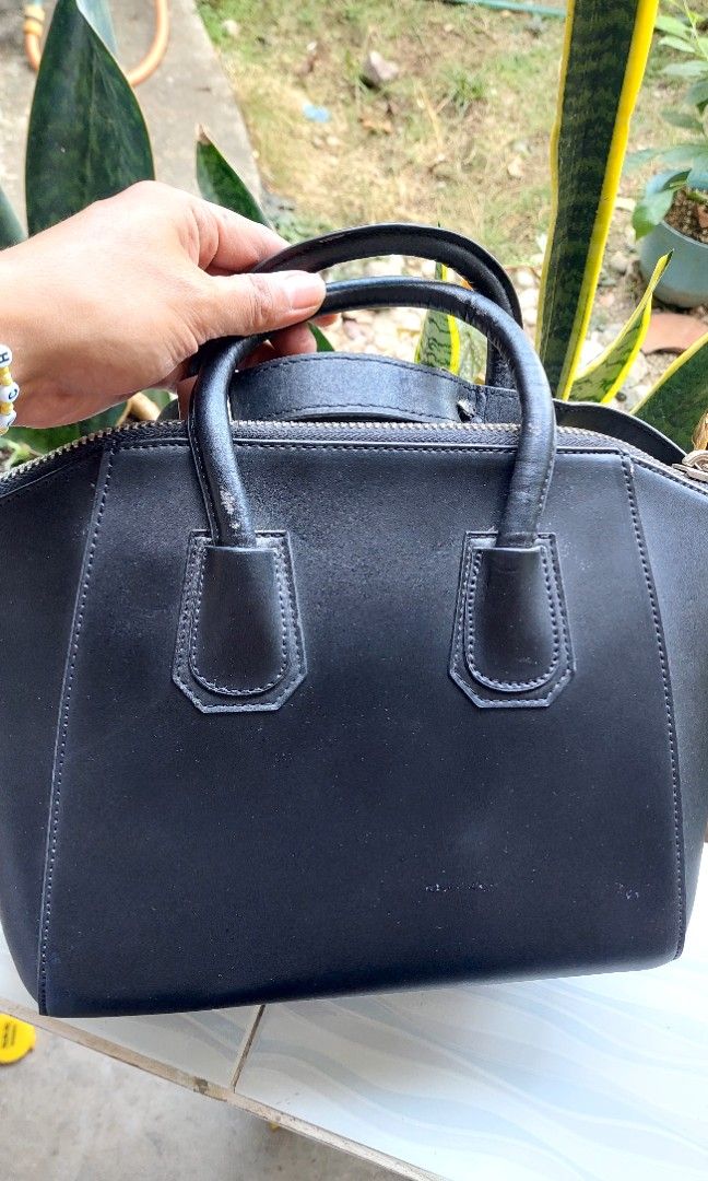 Givenchy Antigona mini (Category: Luxury Bags & Wallets) located in Santa Maria. Submitted by mikavillaflor4 (Listing ID 1350299655, Image 2). Description: ukay source details posted with minimal signs of use.