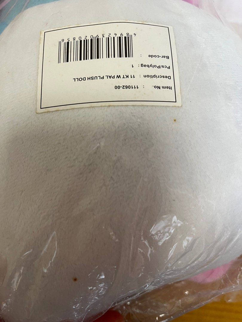 Hello Kitty 公仔 （分類：絨毛玩具）位於 Hong Kong。 由 bel0428 提交（商品編號 1350308313，圖片 4）。簡介： 高30cm，全新正版、冇拆過 背面有兩個細黃點（見圖四）。