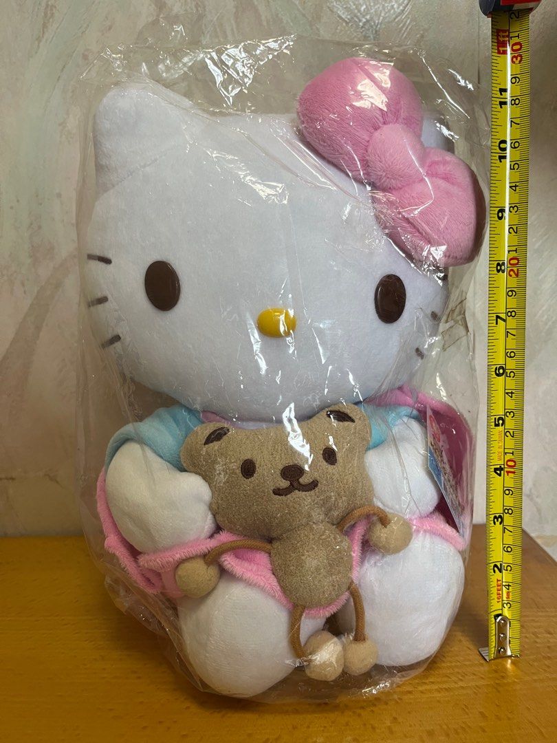 Hello Kitty 公仔 （分類：絨毛玩具）位於 Hong Kong。 由 bel0428 提交（商品編號 1350308313，圖片 3）。簡介： 高30cm，全新正版、冇拆過 背面有兩個細黃點（見圖四）。