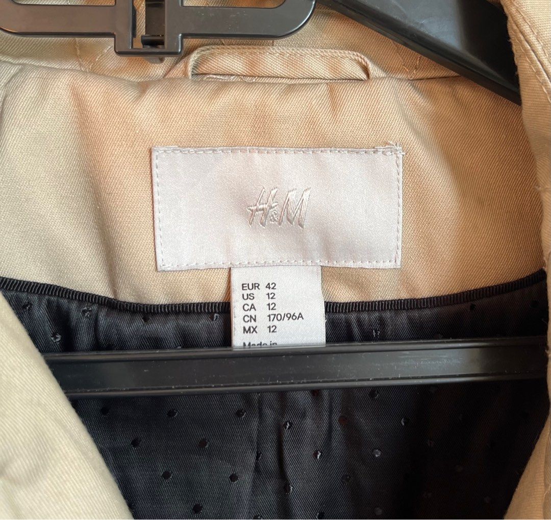 H&M Brown Coat (Category: Coats, Jackets and Outerwear) located in Cavite. Submitted by blarix (Listing ID 1350308497, Image 2). Description: - The person in the pic is 5’4” - Used in Sapa, Vietnam - Very Comfy 🤩 - 36 inches long - S-M - There are some small stains but barely noticeable, pwede labhan 😉.