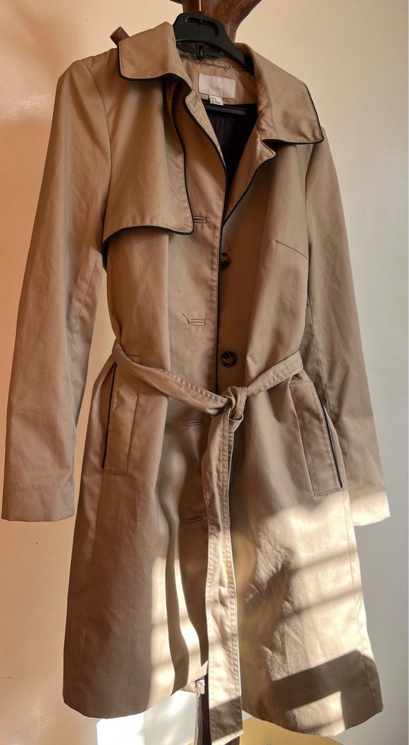 H&M Brown Coat (Category: Coats, Jackets and Outerwear) located in Cavite. Submitted by blarix (Listing ID 1350308497, Image 3). Description: - The person in the pic is 5’4” - Used in Sapa, Vietnam - Very Comfy 🤩 - 36 inches long - S-M - There are some small stains but barely noticeable, pwede labhan 😉.
