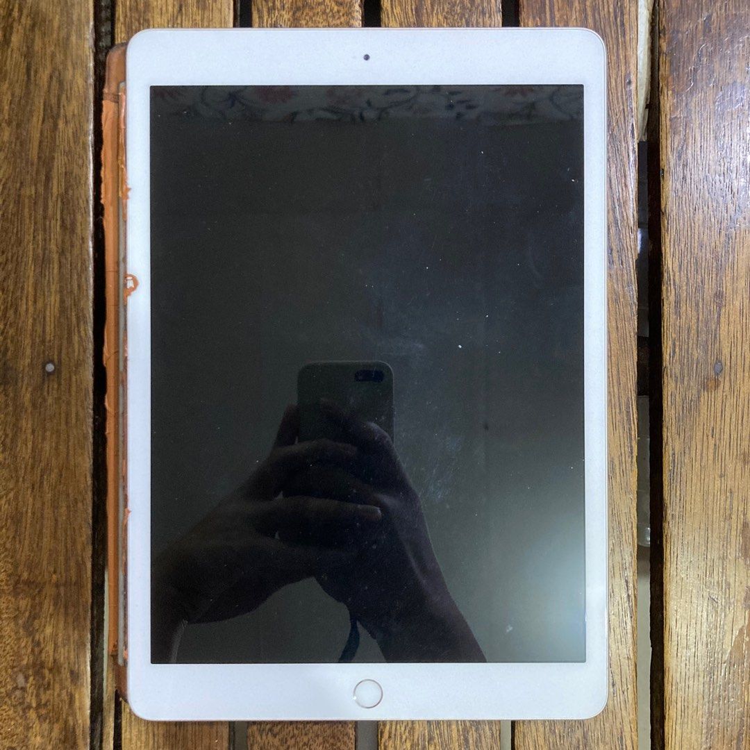 iPad 7th gen 128GB (Category: iPad) located in Taguig. Submitted by grindrr (Listing ID 1350319539, Image 1). Description: Exposed to the sun the entire day, screen stopped turning on after that. Battery still works, but I Can’t be bothered to repair it. Ikaw nalang pa gawa. From original Apple site, no history of repair. Buy at your own risk..